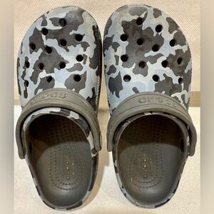 Crocs Kids Camo Clogs - Black and Gray